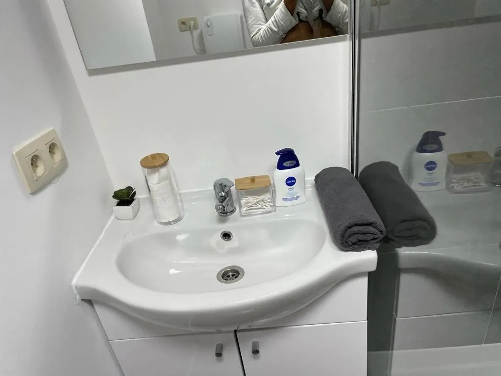 Station 171 Bruxelles-Charleroi-Airport Apartment